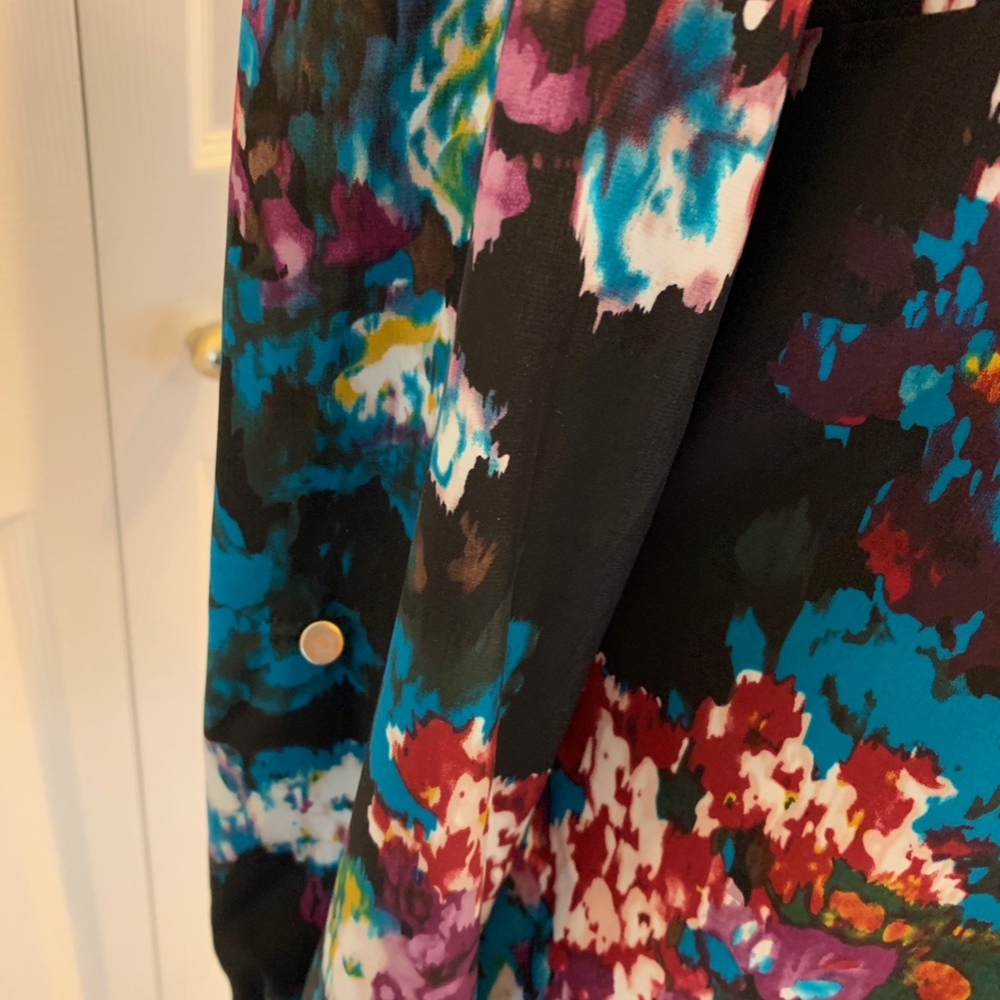 Bundle - Beautiful Button-Down Shirt in Floral Print - EUC - Picture 4 of 6